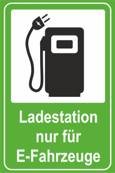 Hinweisschild im Hochformat Grün mit Symbol hier Ladestation  für E-Fahrzeuge